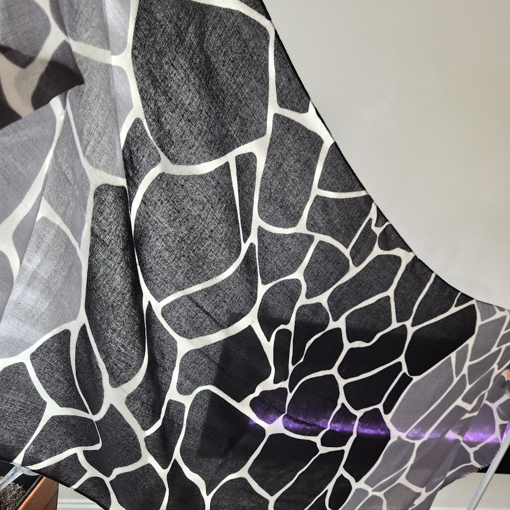 ​Ann Taylor Gray & Black Giraffe Print Scarf - Bold Animal Print Accessory - Picture 4 of 4